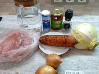 Шаг 1: Подготовьте необходимые ингредиенты: мясо, капусту, лук, морковь, томатную пасту, воду, соль, перец черный молотый.
