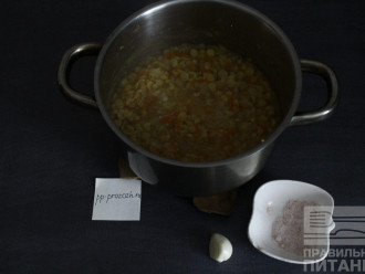 Шаг 6: За 5 минут до готовности добавьте чеснок и соль.