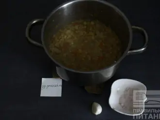Шаг 6: За 5 минут до готовности добавьте чеснок и соль.