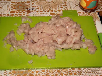 Шаг 2: Нарежьте куриное филе небольшими кубиками.