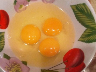 Шаг 3: Разбейте яйца и размешайте, можно немного посолить.