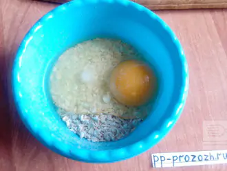 Шаг 4: Замешайте тесто. Для этого в миску насыпьте геркулес, яйцо, соль, налейте молоко и все хорошо перемешайте.