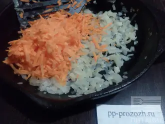 Шаг 4: Морковь натрите на крупной терке и добавьте к луку. Готовьте ещё 3-5 минут до готовности.