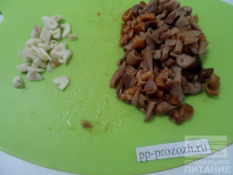 Шаг 2: Нарежьте мелко чеснок и грибы.