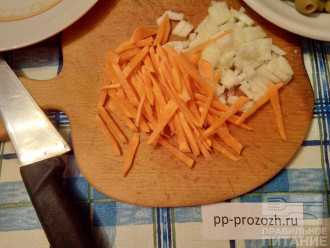 Шаг 2: Нарежьте лук и морковь.