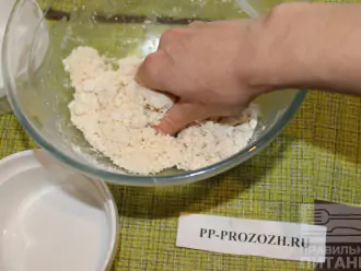 Шаг 2: Масло смешайте с мукой, водой и солью. Замесите тесто.