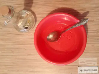Шаг 2: Вылейте в миску воду, добавьте оливковое масло.