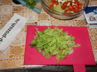 Шаг 5: Порежьте салат.