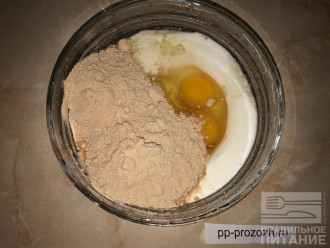Шаг 2: Тщательно смешайте кефир, яйца и гречневую муку. Муку лучше просеять, чтобы не было комочков.