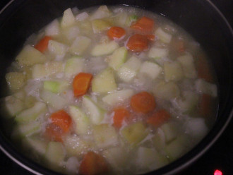 Шаг 6: На разогретую сковороду с оливковым маслом выложите овощи, обжарьте 5 минут, залейте куриным бульоном и готовьте 10 минут.