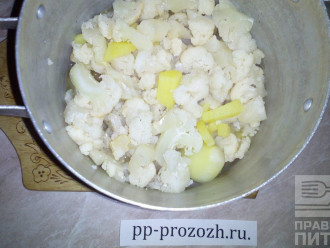 Шаг 6: Добавьте капусту к картофелю.