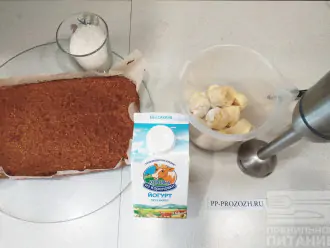 Шаг 7: Пока тортик остывает, приготовьте помадку: используя блендер измельчите бананы до состояния кашицы, можете добавить пару столовых ложек воды или йогурта (как это делаю я).