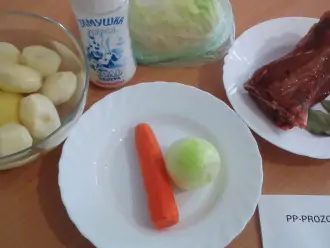 Шаг 1: Подготовьте ингредиенты: говяжьи мясные ребра, картофель, морковь, лук, капусту, соль, воду, лавровый лист.