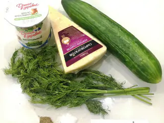 Шаг 1: Подготовьте необходимые ингредиенты: свежий огурец, твердый сыр, укроп, йогурт, соль и перец.