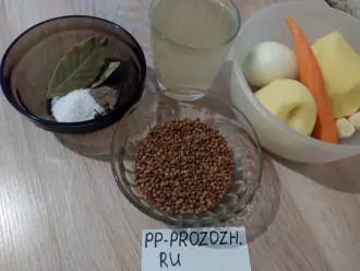 Шаг 1: Подготовьте продукты для супа: почистите картофель, морковь, чеснок и лук, промойте гречневую крупу.