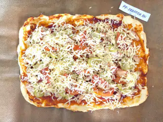 Шаг 9: Посыпьте пиццу натертым сыром и отправьте в духовку еще на 5 минут.