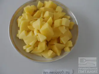 Шаг 2: Картофель нарежьте мелким кубиком.