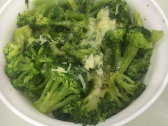 Шаг 6: Положите брокколи в тарелку, поперчите и полейте получившимся чесночным соусом.