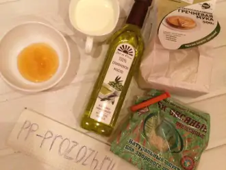 Шаг 1: Подготовьте ингредиенты: муку, молоко, отруби, мёд и оливковое масло.