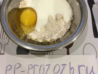 Шаг 2: В отдельной миске смешайте муку, кефир и яйцо.
