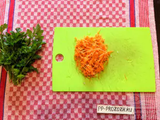 Шаг 4: Очистите морковь и потрите на мелкой терке, затем высыпьте в сковороду к луку и протушите пару минут.