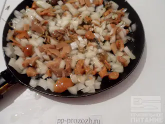 Шаг 3: На сковороде обжарьте в растительном масле лук и грибы. 
