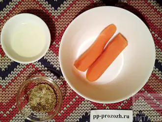 Шаг 1: Приготовьте все необходимые ингредиенты. Морковь бланшируйте в кипящей воде до мягкости, затем остудите и почистите.