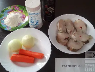 Шаг 1: Подготовьте ингредиенты: филе трески, морковь, лук репчатый, соль, оливковое масло, муку.