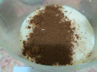 Шаг 4: К ряженке добавьте ложку какао-порошка. 