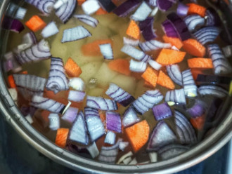 Шаг 2: Почистите и нарежьте картофель, лук и морковь. Залейте водой и варите до готовности овощей.