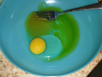 Шаг 2: Соедините вместе яйцо, мед и оливковое масло.