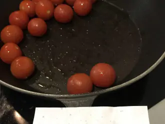 Шаг 3: В сковороду выложите томаты черри и постоянно помешивая в течение 1-2 минут прижарьте, пока не треснет кожица.