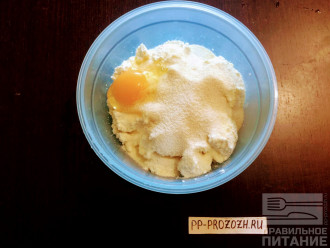Шаг 2: В глубокую миску высыпьте творог, вбейте яйцо и всыпьте манную крупу. Тщательно перемешайте.