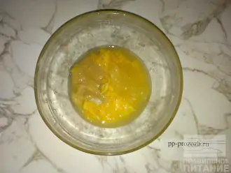 Шаг 2: В отдельной миске приготовьте соус: смешайте мед, горчицу, соль и выдавите сок половины апельсина.