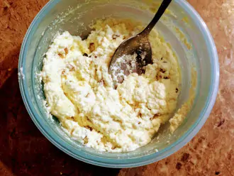 Шаг 5: Влейте 1 столовую ложку кленового сиропа, добавьте ванилин и перемешайте.