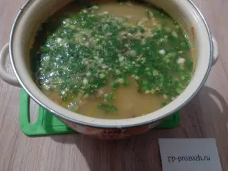 Шаг 8: Отключите суп, добавьте измельченный чеснок и зелень. Дайте настояться 10 минут.