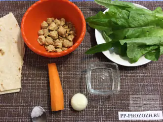 Шаг 1: Приготовьте ингредиенты. Вымойте салат. Вымойте и очистите лук и морковь.