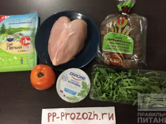 Шаг 1: Необходимые ингредиенты для салата: куриное филе, руколла, томат, бородинский хлеб, йогурт "прованские травы", сыр 15% жирности.