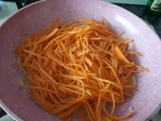 Шаг 8: Туда же добавьте морковь и хорошо потушите овощи. 