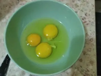 Шаг 4: В глубокую тарелку разбейте яйца.