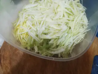Шаг 4: Нашинкуйте мелко капусту и положите в миску.