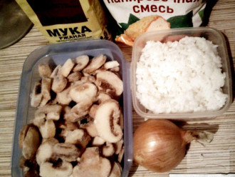 Шаг 1: Подготовьте ингредиенты: грибы, лук, муку, заранее отваренный рис.