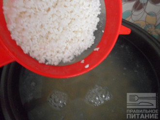 Шаг 7: Поставьте на плиту кастрюлю с водой (2 литра). Как только вода закипит добавьте картофель. Через 15 минут добавьте рис. 