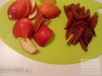 Шаг 5: Нарежьте яблоко и сливу полосками.