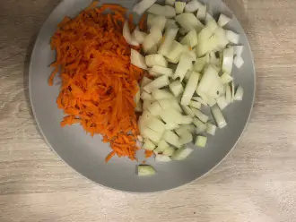 Шаг 2: Натрите на крупной терке морковь и нарежьте мелкими кубиками лук.