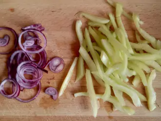 Шаг 4: Нарежьте болгарский перец и лук.