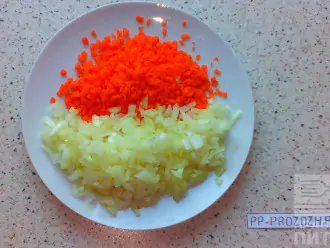 Шаг 2: Нарежьте морковь и лук мелкими кубиками.