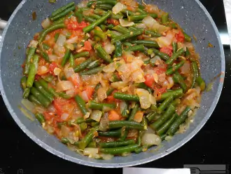 Шаг 5: Измельчите помидоры и добавьте их к овощам. Добавьте специи и посолите.
Перемешайте и готовьте еще 10 минут.