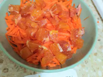 Шаг 4: Нарежьте апельсин в произвольной форме и добавьте к моркови.