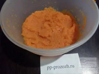 Шаг 2: Приготовьте из моркови пюре. Добавьте в него масло и сахарозаменитель и перемешайте.